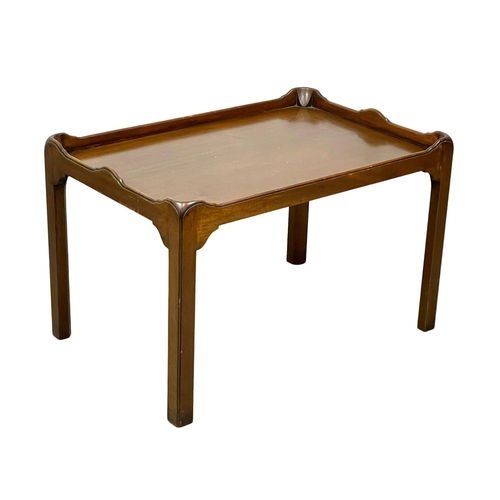 1034 - A Georgian style mahogany coffee table. 75 x 51 x 49cm