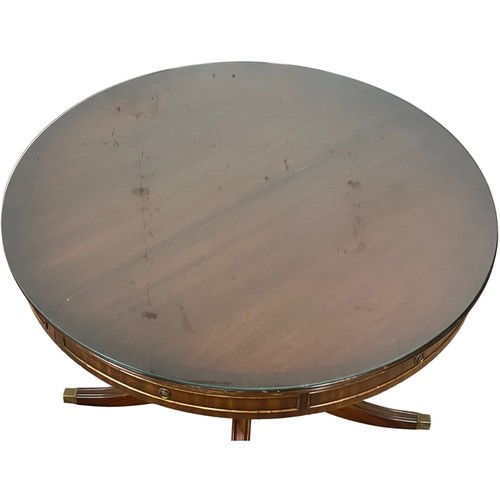 1041 - A large Georgian style mahogany extending Drum Centre Dining table, with 2 leaves and glass top. Ope... 