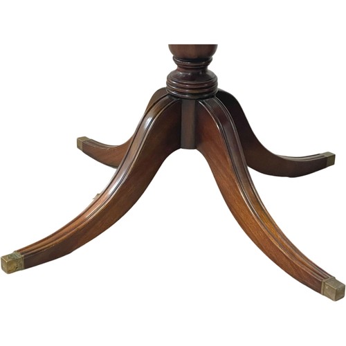 1041 - A large Georgian style mahogany extending Drum Centre Dining table, with 2 leaves and glass top. Ope... 