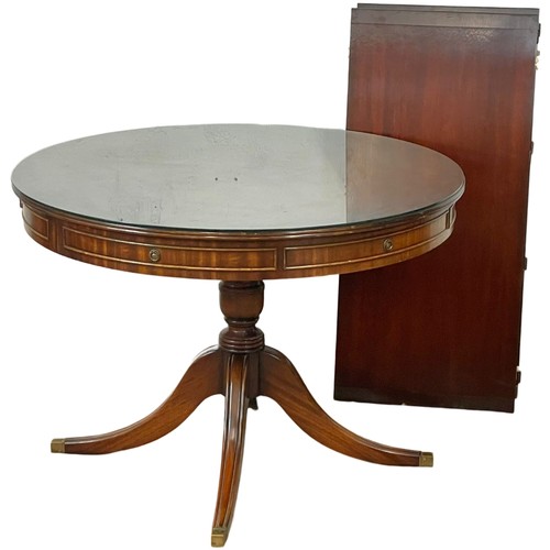 1041 - A large Georgian style mahogany extending Drum Centre Dining table, with 2 leaves and glass top. Ope... 