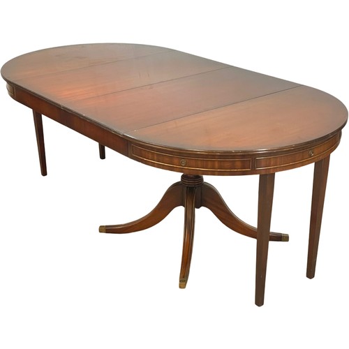 1041 - A large Georgian style mahogany extending Drum Centre Dining table, with 2 leaves and glass top. Ope... 