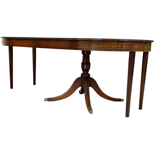 1041 - A large Georgian style mahogany extending Drum Centre Dining table, with 2 leaves and glass top. Ope... 