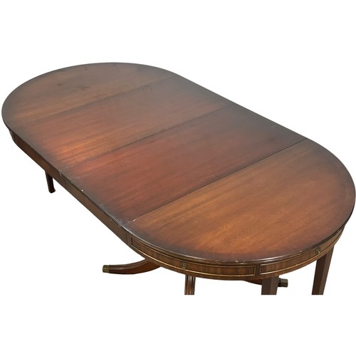 1041 - A large Georgian style mahogany extending Drum Centre Dining table, with 2 leaves and glass top. Ope... 