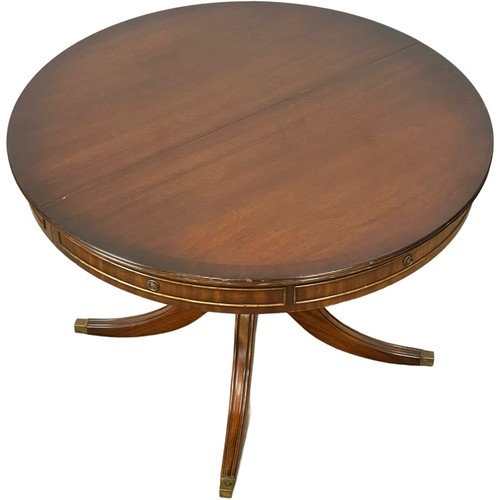 1041 - A large Georgian style mahogany extending Drum Centre Dining table, with 2 leaves and glass top. Ope... 