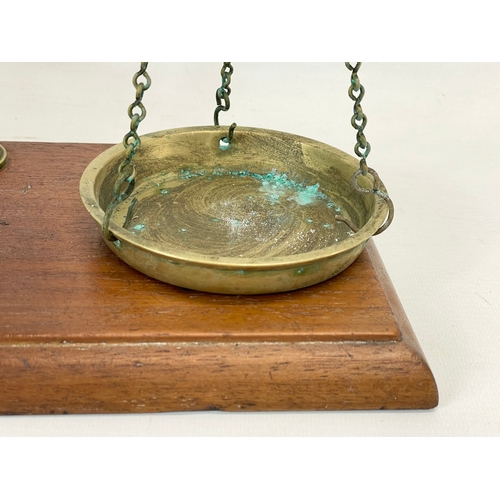 33 - A set of Edwardian oak and brass balance scales. 36x18x44cm