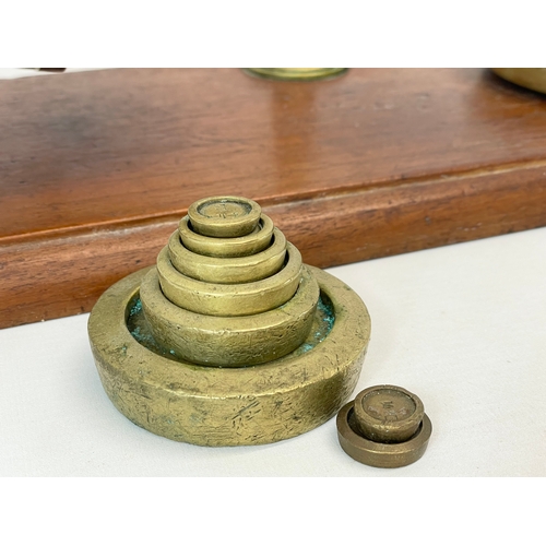 33 - A set of Edwardian oak and brass balance scales. 36x18x44cm