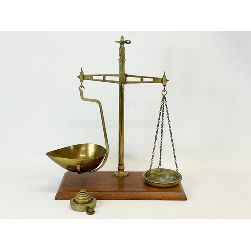 33 - A set of Edwardian oak and brass balance scales. 36x18x44cm