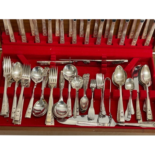 465 - A large canteen of cutlery. Silver plate. By Community. Case measures 53.5x28x8cm