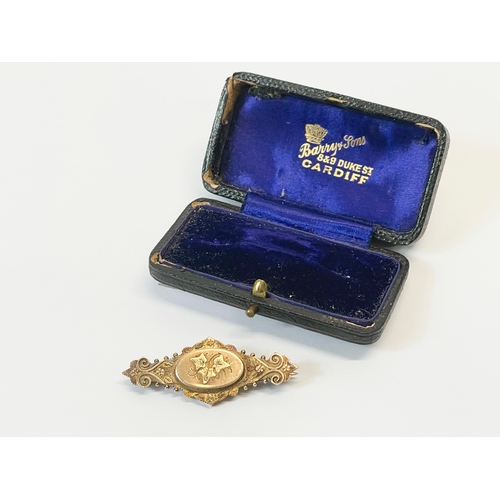 568 - A Victorian 9ct gold brooch in case. 4.5cm