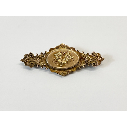 568 - A Victorian 9ct gold brooch in case. 4.5cm