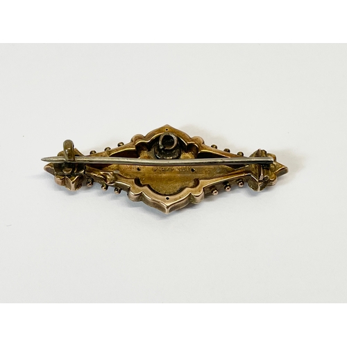 568 - A Victorian 9ct gold brooch in case. 4.5cm