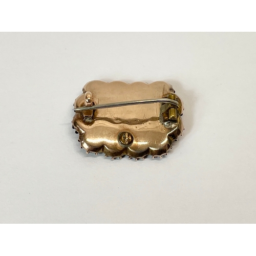 571 - A Victorian 9ct gold mourning brooch with garnet stones. 2.5cm