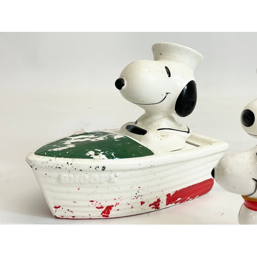 478 - A collection of vintage United Feature Syndicate Inc pottery Snoopy egg holders and money box, inclu... 