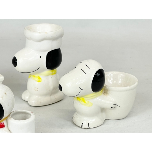 478 - A collection of vintage United Feature Syndicate Inc pottery Snoopy egg holders and money box, inclu... 