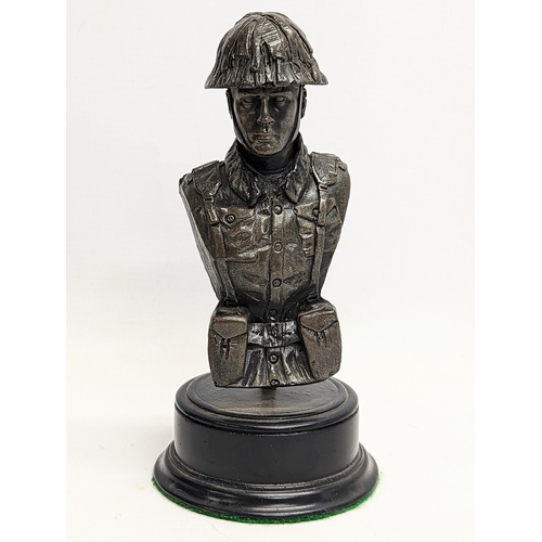 203 - A pair of resin busts of soldier and fireman. 20cm