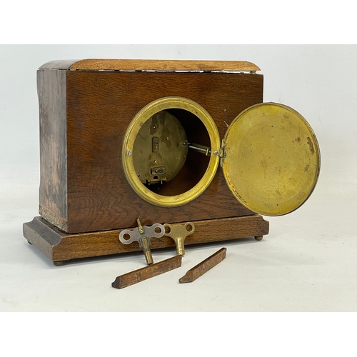 206 - An Edwardian oak mantle clock, with key. 26x11x20cm