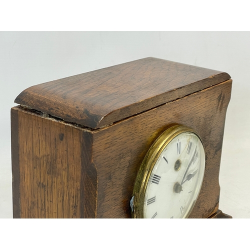 206 - An Edwardian oak mantle clock, with key. 26x11x20cm