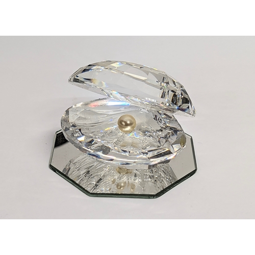 437 - A Swarovski Crystal Oyster Clam with Pearl, in original box.