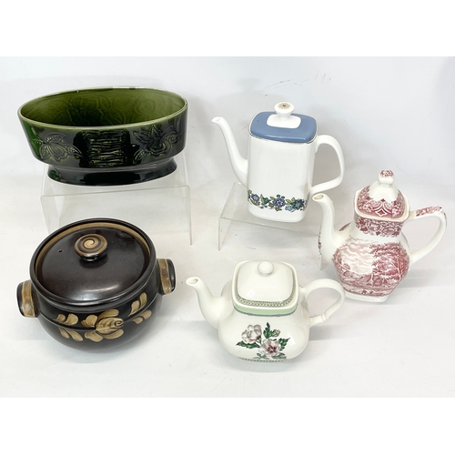 726 - A collection of pottery. Including a Royal Winton ‘Jamaica’ planter, a Denby tureen, a Royal Doulton... 