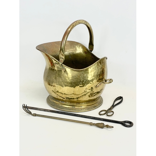 360 - An Edwardian period brass coal scuttle with tools. 38x28x41cm including handle.