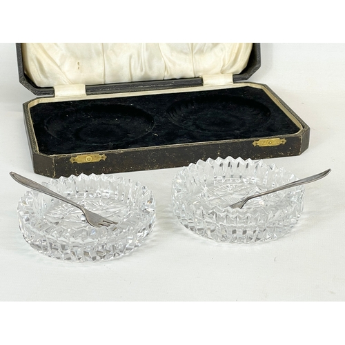 585 - A pair of crystal Bon Bon dishes with sterling silver forks. London. Case measures 25cm. Bowls measu... 