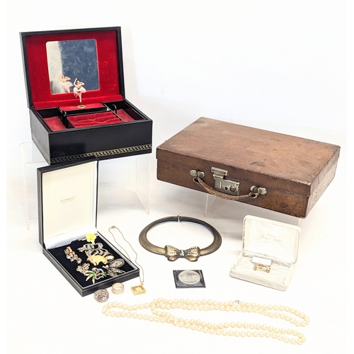 626 - A sundry lot including brooches, musical jewellery box, including good quality vintage leather case.