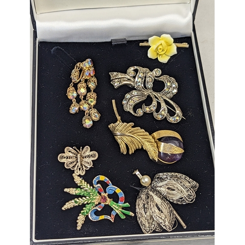 626 - A sundry lot including brooches, musical jewellery box, including good quality vintage leather case.