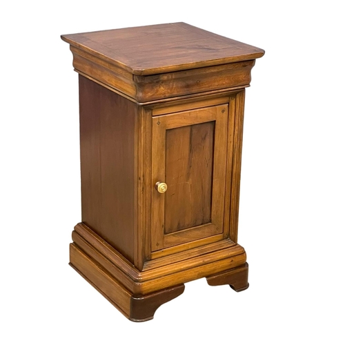 326 - A good quality mahogany bedside cabinet with drawer. 40x42x70cm