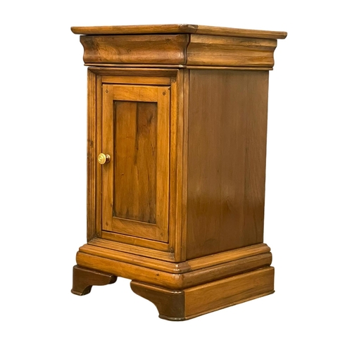 326 - A good quality mahogany bedside cabinet with drawer. 40x42x70cm