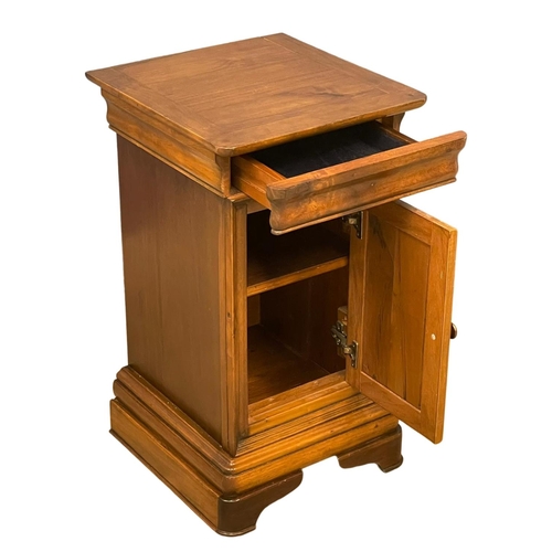 326 - A good quality mahogany bedside cabinet with drawer. 40x42x70cm