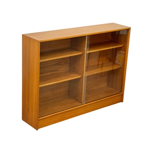 893 - A Mid Century teak bookcase, by Turnidge of London. 120x90x28cm