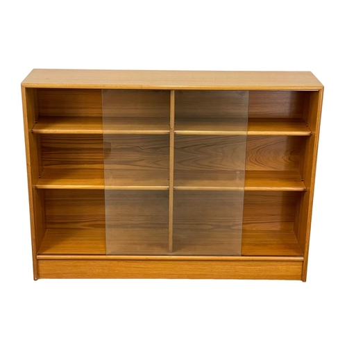 893 - A Mid Century teak bookcase, by Turnidge of London. 120x90x28cm