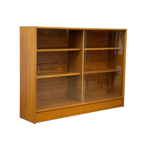 893 - A Mid Century teak bookcase, by Turnidge of London. 120x90x28cm