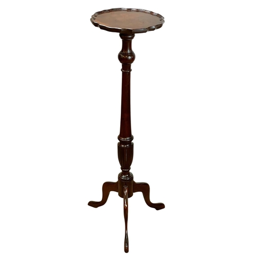 912 - A mahogany jardiniere stand. 31x107cm