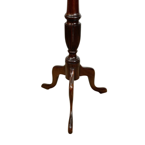 912 - A mahogany jardiniere stand. 31x107cm