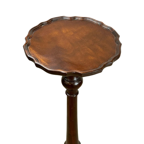 912 - A mahogany jardiniere stand. 31x107cm