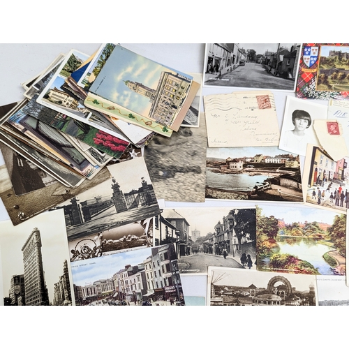 610 - A collection of vintage postcards