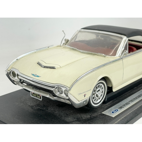 389C - A good quality model car. 1962 Ford Thunderbird Sports Roadster. Welly.  36cm