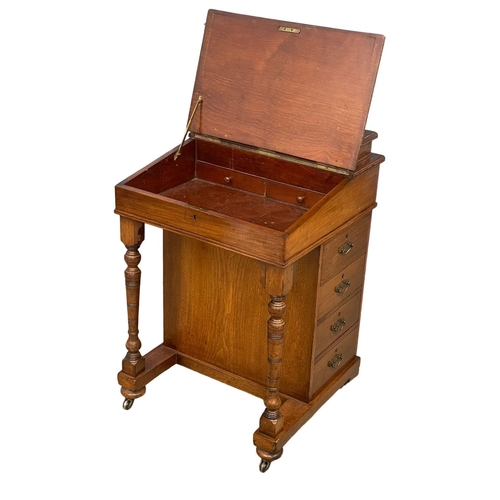 909 - A late Victorian Walnut Davenport desk with leather top. Circa 1880. 55x51x83cm