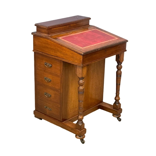 909 - A late Victorian Walnut Davenport desk with leather top. Circa 1880. 55x51x83cm