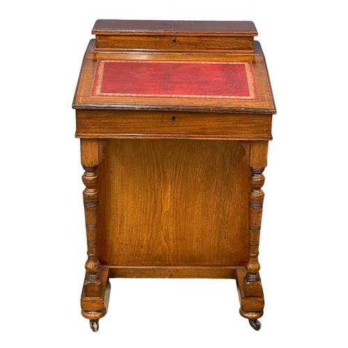 909 - A late Victorian Walnut Davenport desk with leather top. Circa 1880. 55x51x83cm