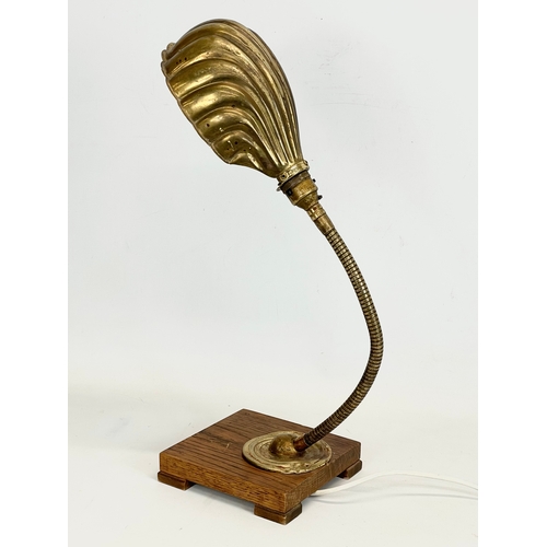 8 - An early 20th century Art Deco brass shell lamp on wooden base. 1920-1930. Working. 15x16x52cm