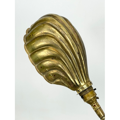 8 - An early 20th century Art Deco brass shell lamp on wooden base. 1920-1930. Working. 15x16x52cm