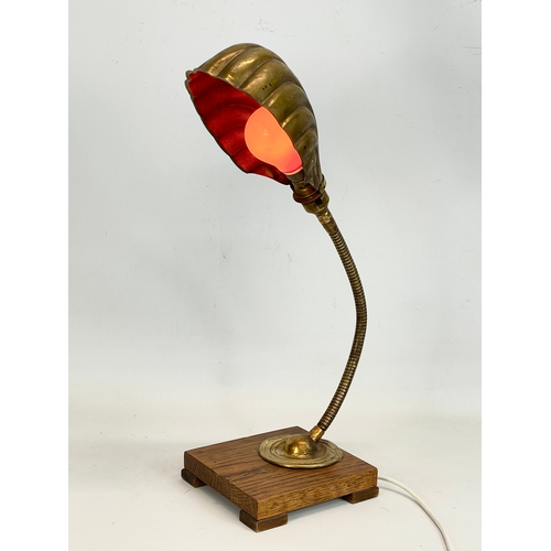 8 - An early 20th century Art Deco brass shell lamp on wooden base. 1920-1930. Working. 15x16x52cm