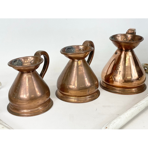 271 - 3 Victorian copper jugs and 4 vintage wall brackets. Largest 1/2 pint jug 13x12cm. Brackets measure ... 