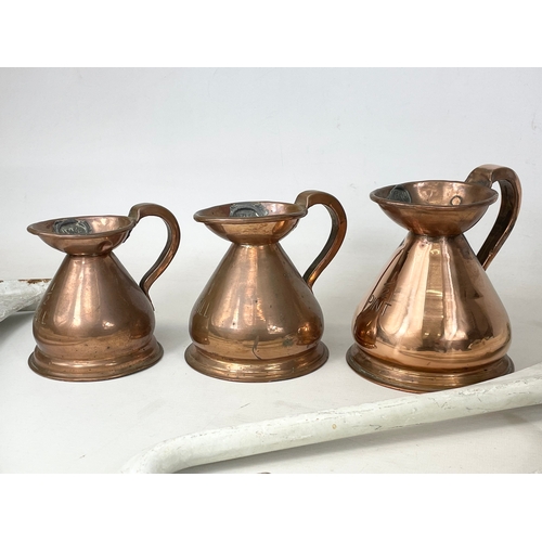 271 - 3 Victorian copper jugs and 4 vintage wall brackets. Largest 1/2 pint jug 13x12cm. Brackets measure ... 