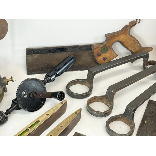 329 - A collection of vintage hand tools. A W.Marples & Sons leveller, a Primus blower, a Primus glas stov... 