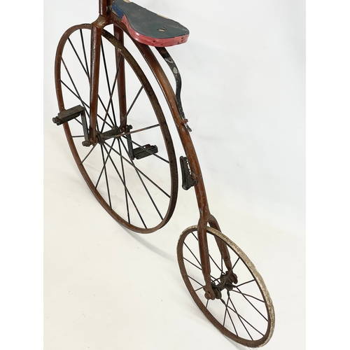 32 - A vintage child’s facile style bicycle. 92x77cm