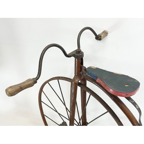 32 - A vintage child’s facile style bicycle. 92x77cm