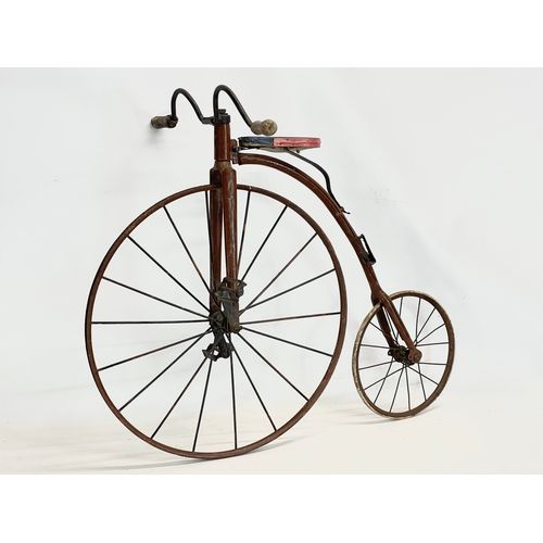 32 - A vintage child’s facile style bicycle. 92x77cm